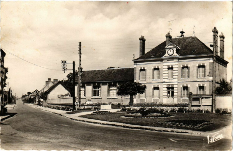 Carte postale ancienne En Sologne Dhuizon - La mairie à Dhuizon