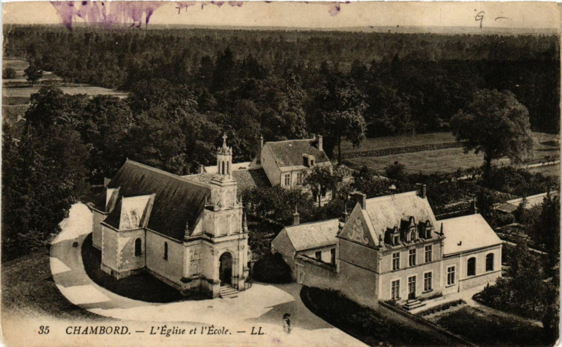 Carte postale ancienne Chambord - L'Eglise et l'Ecole à Chambord