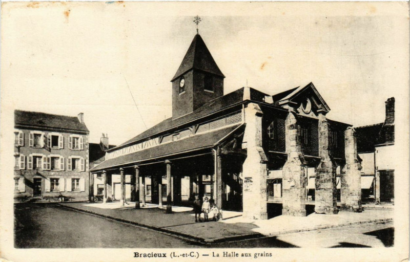 Carte postale ancienne Bracieux - La Halle aux grains à Bracieux