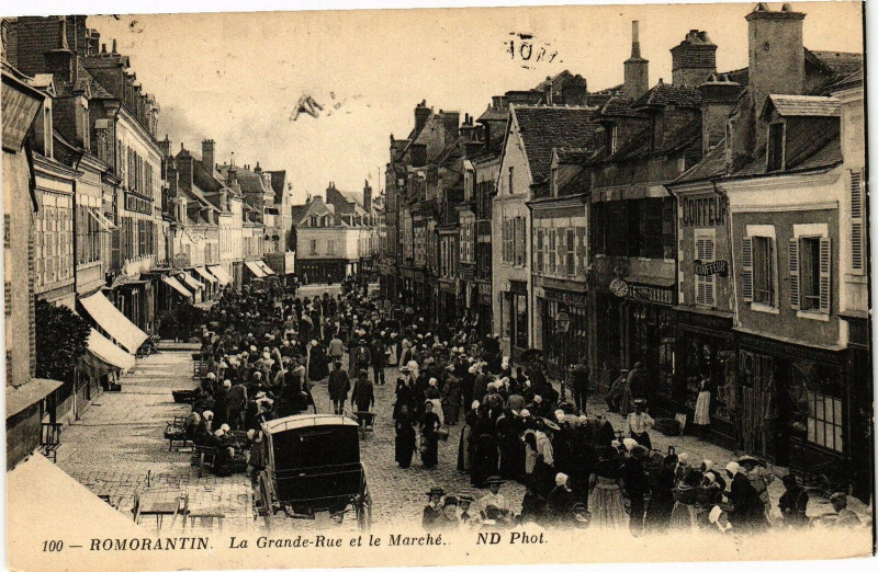 Carte postale ancienne Romorantin - La Grande Rue et le Marché
