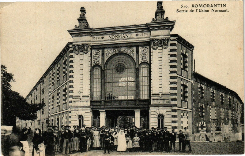 Carte postale ancienne Romorantin - Sortie de l'Usine Normant