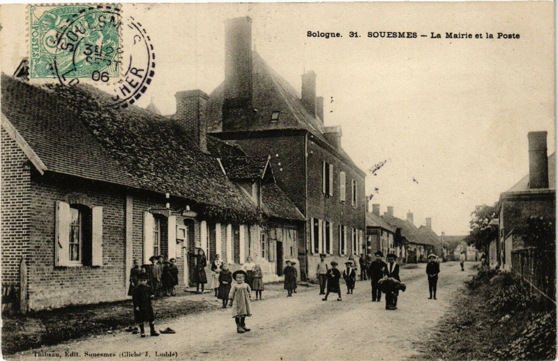 Carte postale ancienne Sologne - Souesmes - La Mairie et la Poste à Souesmes
