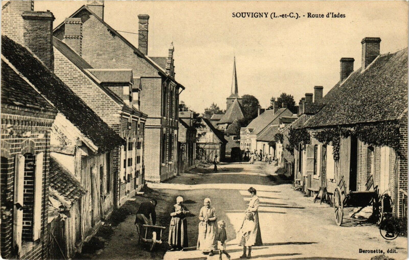 Carte postale ancienne Souvigny (L.-et-C.) - Route d'Isles