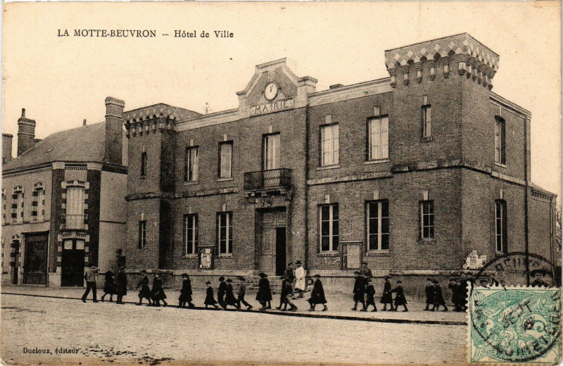 Carte postale ancienne La Motte-Beuvron - Hotel de Ville