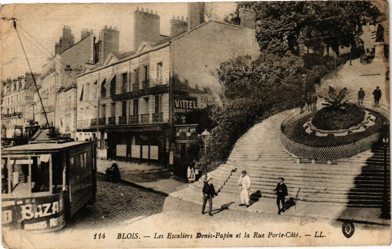 Carte postale ancienne Blois - Les Escaliers Denis-Papin et la Rue Porte-Cote à Blois