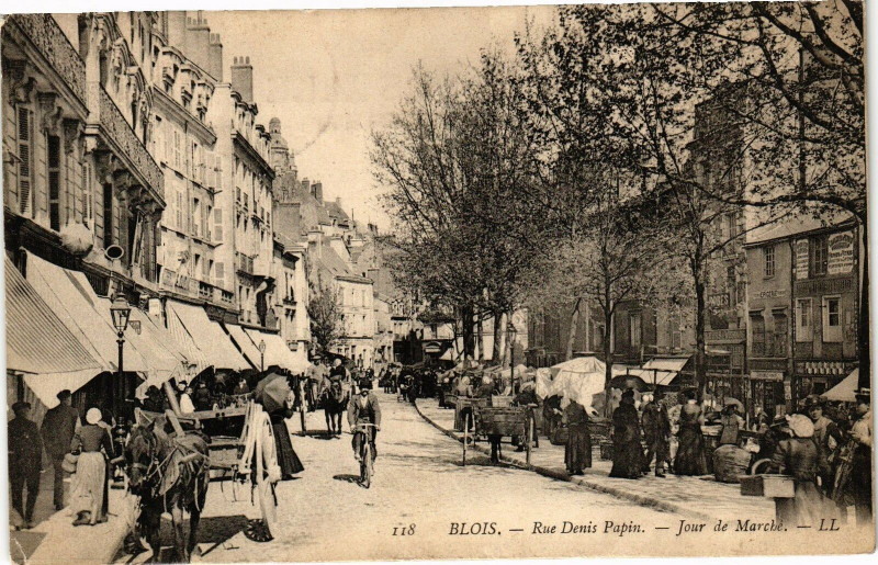 Carte postale ancienne Bois - Rue Denis Papin - Jour de Marché