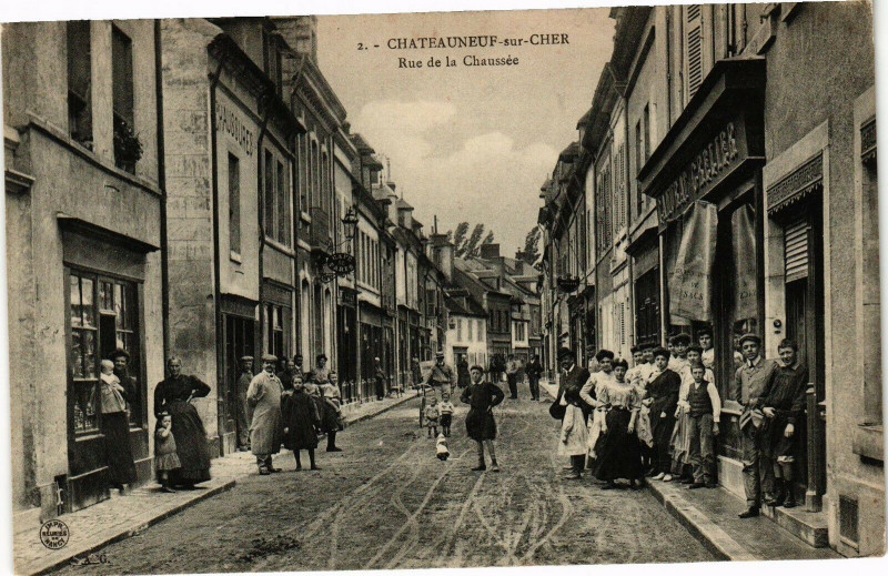 Carte postale ancienne Chateauneuf-sur-Cher - Rue de la Chaussée