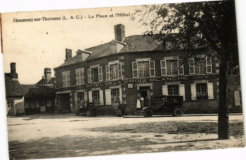 Carte postale ancienne Chaumont-sur-THARONne (L.-&-C.) - La Place et l'Hotel à Chaumont-sur-Tharonne