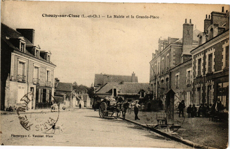 Carte postale ancienne Cheuzy-sur-Clisse (L.-et-Ch.) - La Mairie et la Grande-Place