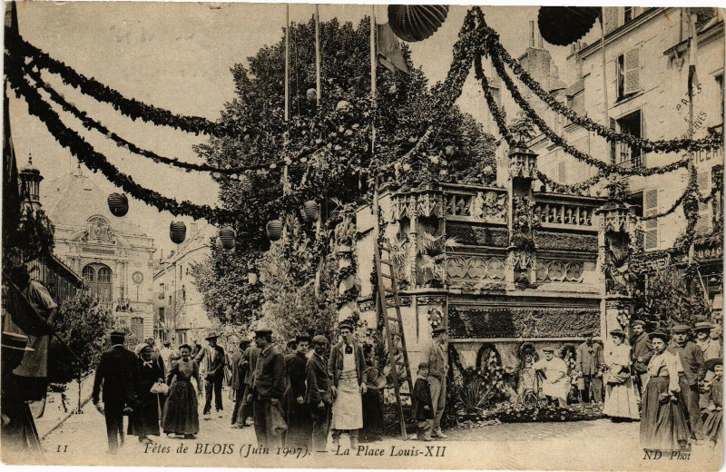 Carte postale ancienne Fetes de Blois (Juin 1907) - La Place Louis Xii à Blois