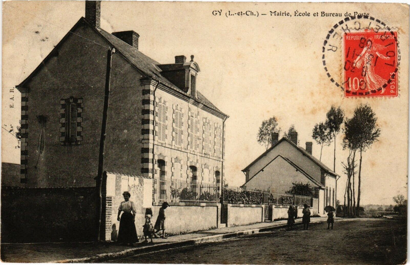 Carte postale ancienne Gy (L.-et-Ch.) - Mairie Ecole et Bureau de Poste
