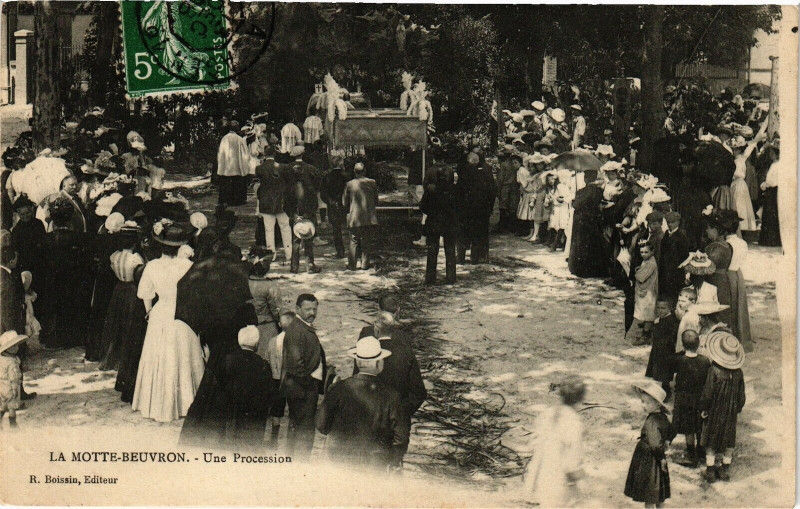 Carte postale ancienne La Motte - Beuvron - Une Procession