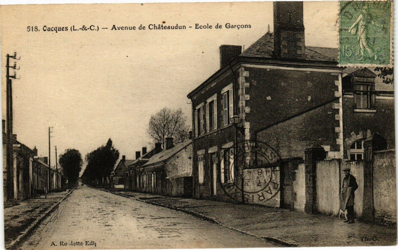 Carte postale ancienne Oucques (L.-&-C.) - Avenue de Chateaudun - Ecole de Garcons
