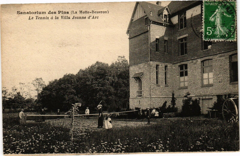 Carte postale ancienne Sanatorium des Pins (La-Motte-Beuvron) - Le Tennis a la Villa