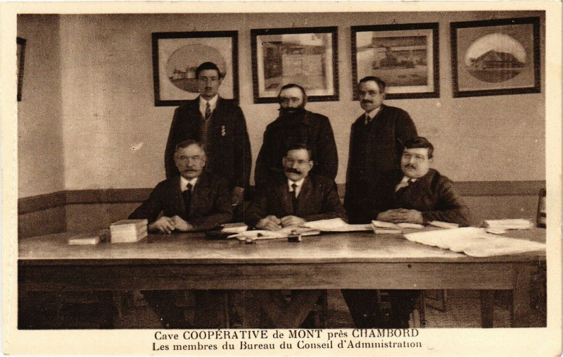 Carte postale ancienne Cave Cooperative de Mont Pres de Chambord - Les membres du Bureau à Chambord