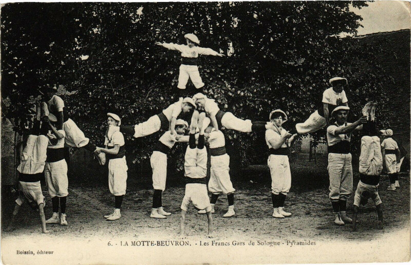 Carte postale ancienne La Motte-Beuvron - Les Francs Gars de Sologne - Pyramides