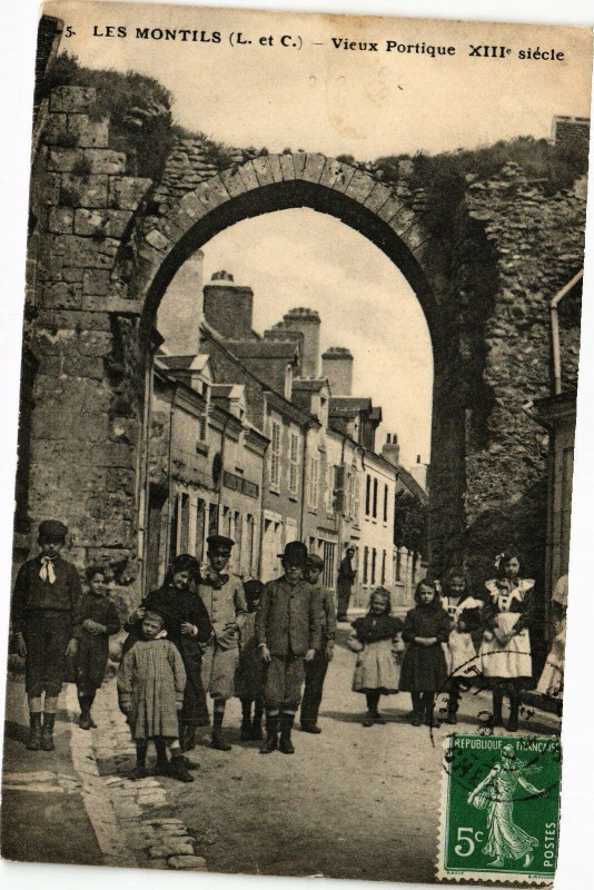Carte postale ancienne Les Montils (L.-et-C.) - Vieux Portique Xiii siecle aux Montils