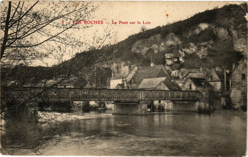 Carte postale ancienne Les Rochers - Le Pont sur le Loir