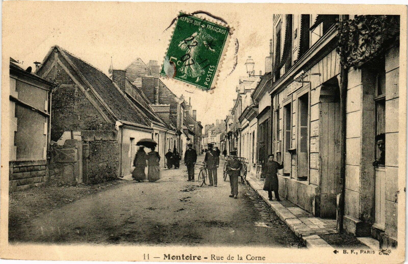 Carte postale ancienne Montroire - Rue de la Corne