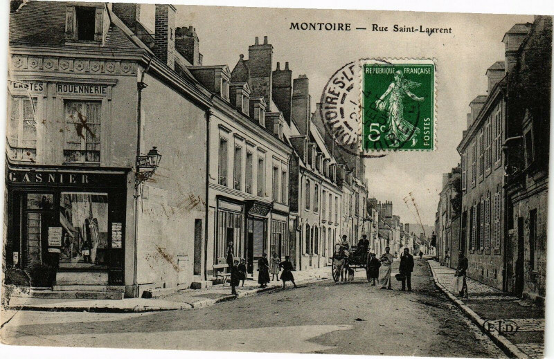 Carte postale ancienne Montroire - Rue Saint-Laurent
