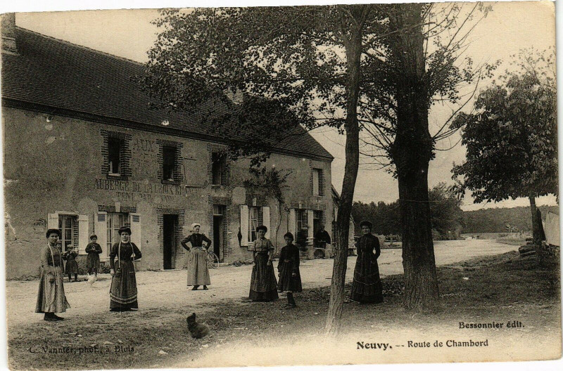 Carte postale ancienne Neuvy - Rute de Chambord à Neuvy