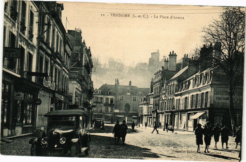 Carte postale ancienne Vendome (L.-&-C.) - La Place d'Armes à Vendôme