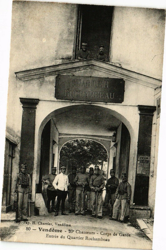 Carte postale ancienne Vendome - 20.Chasseurs - Corps de Garde - Entrée du Quartier à Vendôme