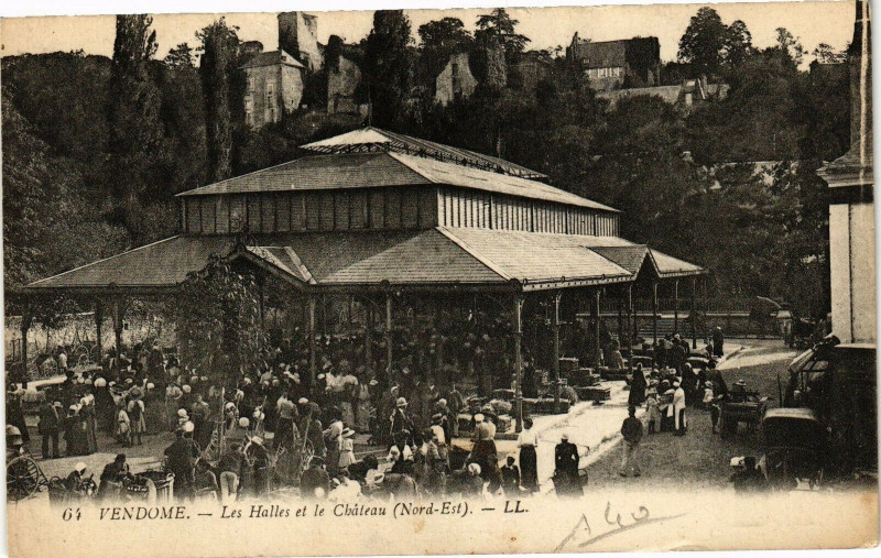 Carte postale ancienne Vendome - Les Halles et le Chateau (Nor-Est) à Vendôme