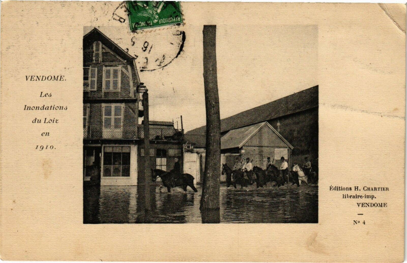 Carte postale ancienne Vendome - Les Inondations du Loir en 1910 à Vendôme