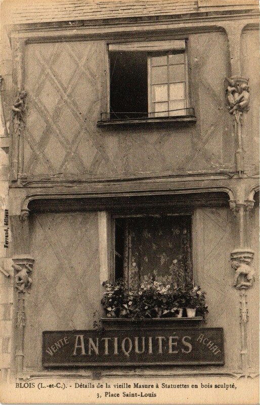 Carte postale ancienne Blois (L.-et-C.) - Detaile de la Vieille Masure a Statuettes en... à Blois