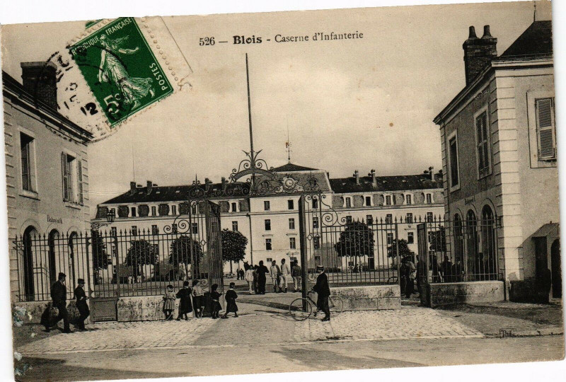 Carte postale ancienne Blois - Caserne d'Infanterie à Blois
