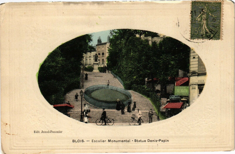 Carte postale ancienne Blois - Escalier Monumental - Statue Denis-Papin à Blois