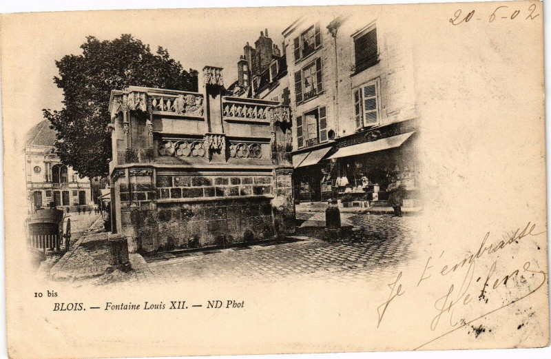 Carte postale ancienne Blois - Fontaine Louis Xii à Blois
