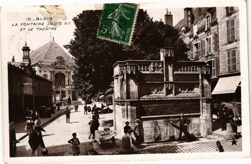 Carte postale ancienne Blois - La Fontaine Louis Xii et le Theatre à Blois