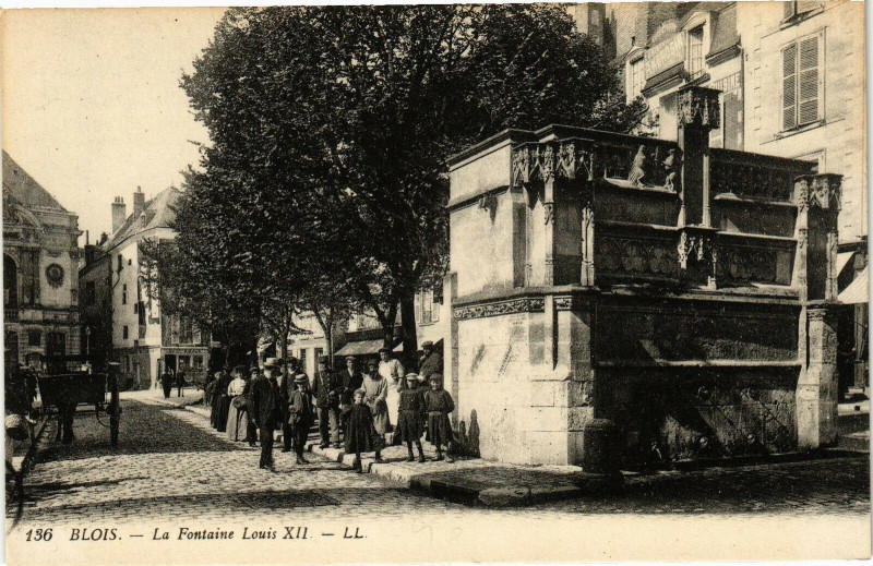 Carte postale ancienne Blois - Le Fontaine Louis Xii à Blois