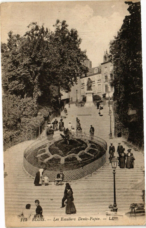 Carte postale ancienne Blois - Les Escaliers Denis-Papin à Blois