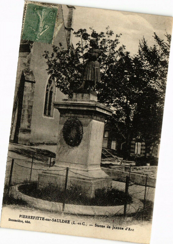 Carte postale ancienne Pierrefitte-sur-Sauldre (L.-et-C.) - Statue de Jeanne d'Arc à Pierrefitte-sur-Sauldre