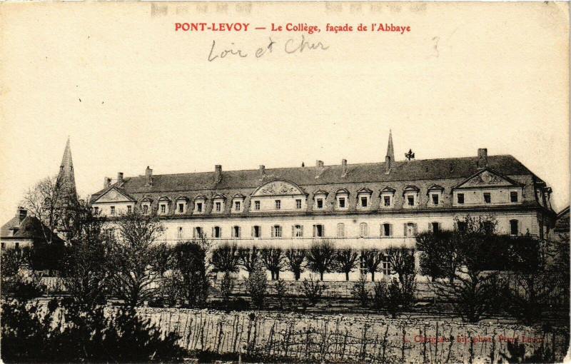 Carte postale ancienne Pont Levoy - Le College facade de l'Abbaye