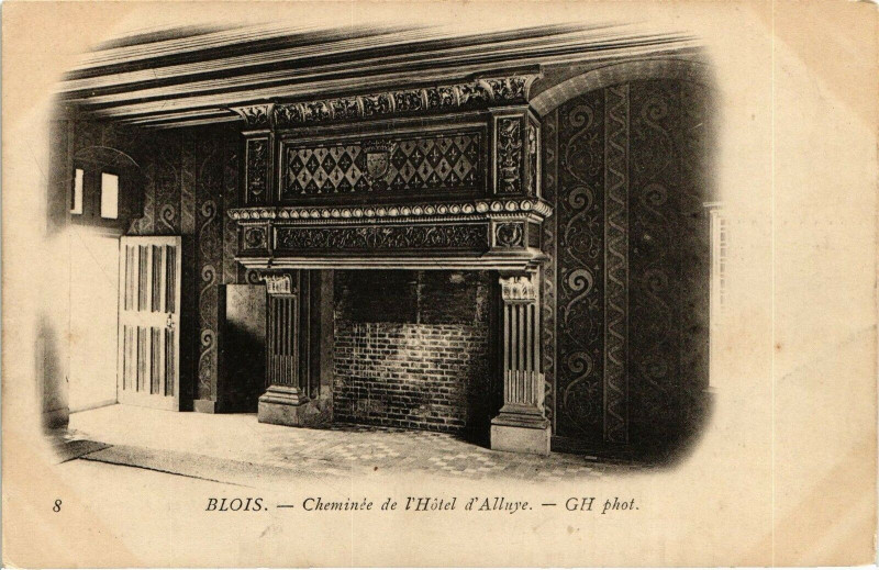Carte postale ancienne Blois - Cheminée de l'Hotel d'Alluye à Blois