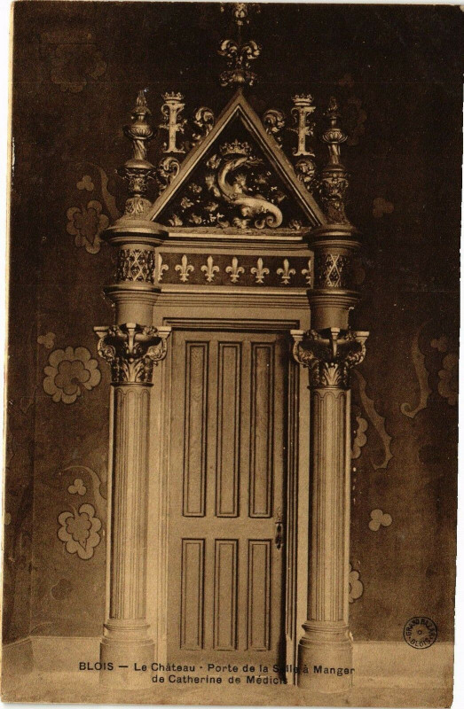 Carte postale ancienne Blois - Le Chateau - Porte de la Salle a Manger de Catherine de à Blois