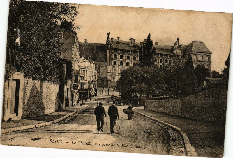 Carte postale ancienne Blois - Le Chateau vue prise de la Rue Gallas à Blois
