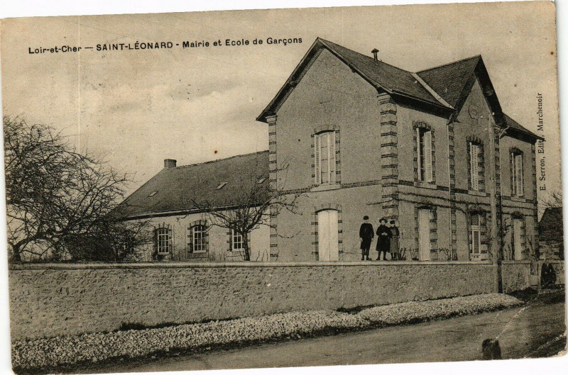 Carte postale ancienne Loir-et-Cher - Saint-Leonard - Mairie et Ecole de Garcons