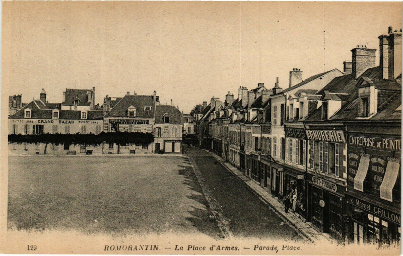 Carte postale ancienne Romorantin - La Place d'Armes - Parade Place