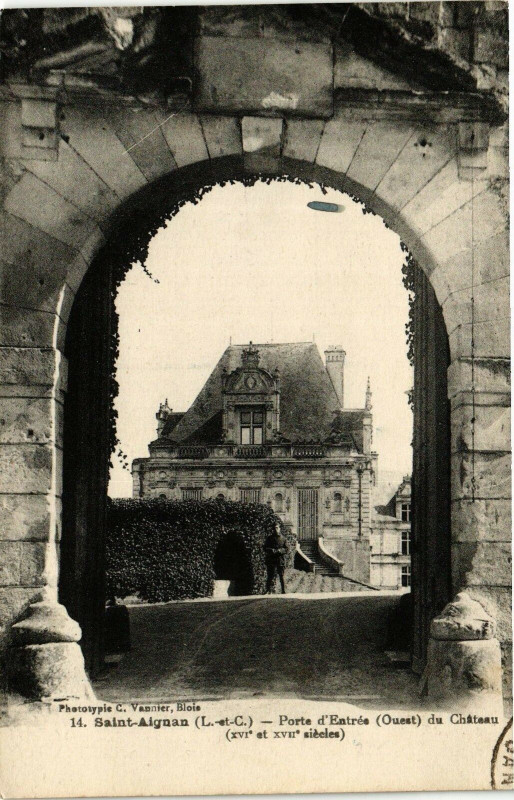 Carte postale ancienne Saint-Aignan (L.-et-C.) - Porte d'Entrée (Ouest) du Chateau (Xv à Saint-Aignan