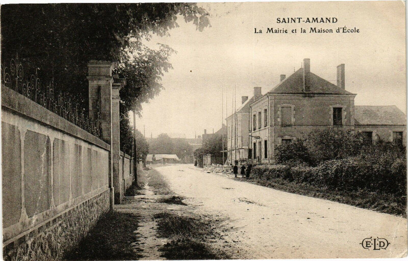 Carte postale ancienne Saint-Amand - La Mairie et la Maison d'Ecole