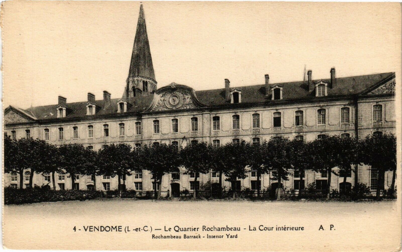 Carte postale ancienne Vendome-Le Quartier RoCHAMBONeau-La Cour interieure à Vendôme