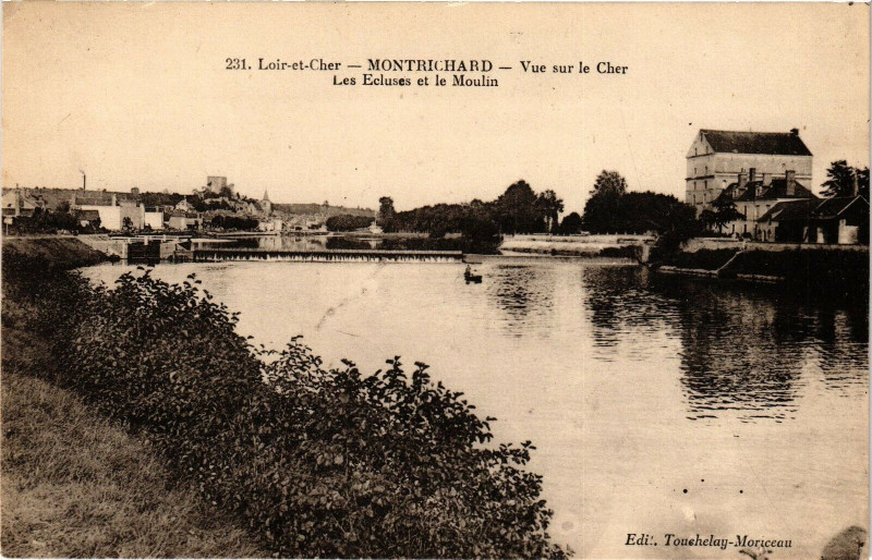 Carte postale ancienne Montrichard-Loir et Cher-Vue sur le Cher-Les Ecluses et le Moulin