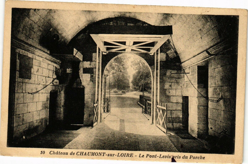 Carte postale ancienne Chateau de Chaumont-sur-Loire-Le Pont Levis pris du Porche à Chaumont-sur-Loire