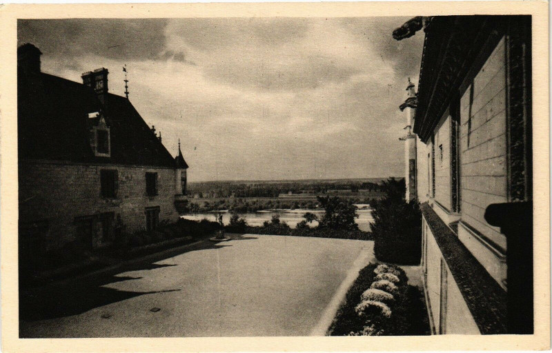 Carte postale ancienne Chateau de Chaumont-sur-Loire-La Cour à Chaumont-sur-Loire