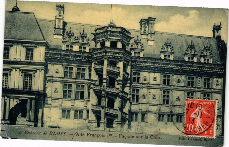 Carte postale ancienne Chateau de Blois-Facade sur la Cour à Blois